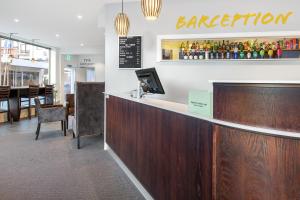 a restaurant with a counter and a bar at Comfort Hotel Fosna in Kristiansund