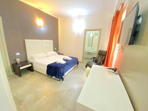 een hotelkamer met een bed en een spiegel bij NEW Bcomfort in Cagliari
