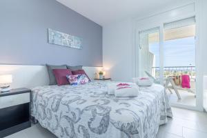 Un dormitorio con una cama con almohadas. en Apart-rent Apartamento Port Grec 0175, en Empuriabrava