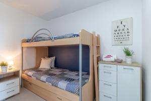 1 dormitorio con litera y escritorio en Apart-rent Apartamento Port Grec 0175, en Empuriabrava