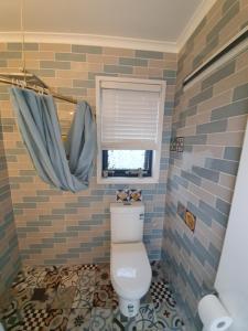 Baðherbergi á JUST-4-YOU! amazing sea views, WIFI, fully air-conditioned, king bed +6 myndir