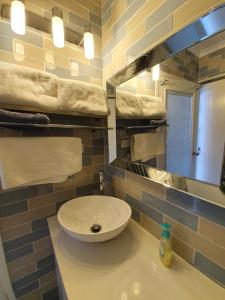 文森提亚JUST-4-YOU! amazing sea views, WIFI, fully air-conditioned, king bed的带水槽、镜子和毛巾的浴室