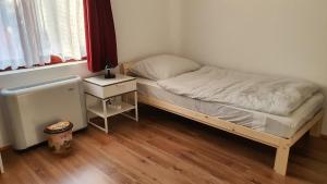 Una cama o camas en una habitación de Family Friendly Gyál