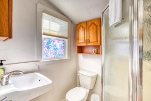 La salle de bains est pourvue de toilettes, d'un lavabo et d'une fenêtre. dans l'établissement Baerfoot Bungalow, à Cannon Beach