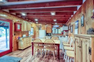 マッコールにあるAwesome Payette Lake Cabinのキッチン、ダイニングルーム(テーブル、椅子付)