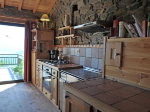 Dapur atau dapur kecil di Villa in Ayguatébia-Talau with Garden & BBQ