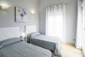 Postel nebo postele na pokoji v ubytování Villa Miranda + 11 fotografií