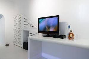 イメロヴィグリにあるWhite Rook Suite by Caldera Housesの白いテーブルに座った薄型テレビ