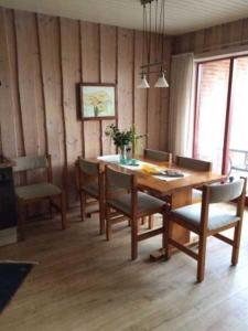 - une salle à manger avec une table et des chaises en bois dans l'établissement Ferienwohnung Ida, à Kobbellück