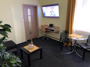 Televízia a/alebo spoločenská miestnosť v ubytovaní Apartmán Alesta Bruntál