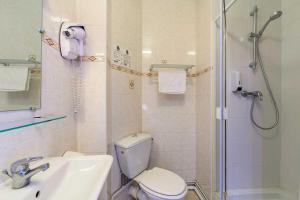 a bathroom with a shower and a toilet and a sink at Comfort Hotel Rouen Alba in Rouen