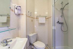 e bagno con doccia, servizi igienici e lavandino. di Comfort Hotel Rouen Alba a Rouen