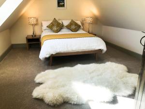 A bed or beds in a room at Nan's Cottage