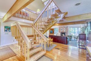 Una escalera en una casa con sala de estar en Black Skimmer, en Hilton Head Island