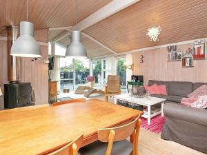 uma sala de estar com uma mesa e um sofá em 6 person holiday home in Frederikshavn em Frederikshavn