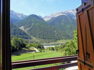 una ventana con vistas a un valle de montaña en Caserón Baruca, en Bielsa