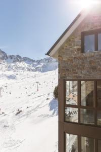 un bâtiment avec vue sur une piste de ski dans l'établissement Pierre & Vacances Pas de la Casa Princesa, au Pas de la Case