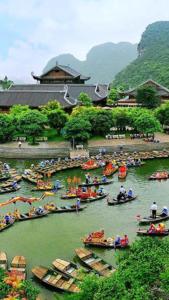 Un groupe de personnes en bateau sur une rivière dans l'établissement Golden Bell Backpacker Hostel, à Ninh Binh