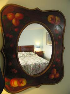 a mirror with fruit on it in a bedroom at Il Sorriso Dei Monti in Orvinio