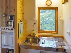 una pequeña cocina con fregadero y ventana en 4 person holiday home in EKER, en Ekerö