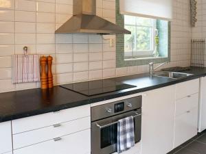 Dapur atau dapur kecil di 4 person holiday home in Sk rhamn