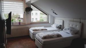 Ένα ή περισσότερα κρεβάτια σε δωμάτιο στο Ferienhaus/Wohnung mit Garten in Marburg Marbach