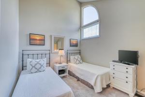 1 dormitorio con 2 camas, TV y ventana en St Andrews Common, en Hilton Head Island