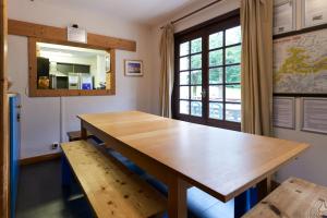 uma grande mesa de madeira num quarto com uma janela em Chamonix Lodge em Chamonix-Mont-Blanc