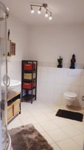 Ένα μπάνιο στο Ferienhaus/Wohnung mit Garten in Marburg Marbach
