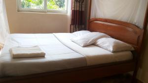 Postel nebo postele na pokoji v ubytování RoseVilla Hotel