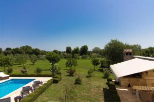 Bazén v ubytování Beautiful villa Divina with large pool, sauna & hydrommassage near Pula, high level of privacy nebo v jeho okolí
