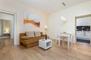 sala de estar con sofá y mesa en Apartment Rona Opatija Superior, en Opatija