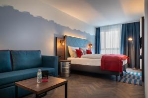 um quarto de hotel com uma cama e um sofá em the niu Keg em Hamburgo