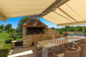 Zahrada ubytování Beautiful villa Divina with large pool, sauna & hydrommassage near Pula, high level of privacy