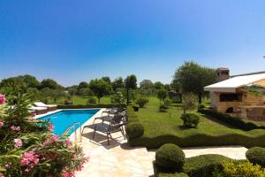 Bazén v ubytování Beautiful villa Divina with large pool, sauna & hydrommassage near Pula, high level of privacy nebo v jeho okolí