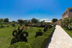 Zahrada ubytování Beautiful villa Divina with large pool, sauna & hydrommassage near Pula, high level of privacy