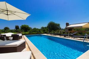 Bazén v ubytování Beautiful villa Divina with large pool, sauna & hydrommassage near Pula, high level of privacy nebo v jeho okolí
