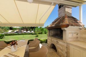 Posezení v ubytování Beautiful villa Divina with large pool, sauna & hydrommassage near Pula, high level of privacy