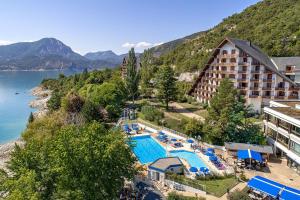 una vista aérea de un complejo con piscina en Village Club Les Hyvans, en Chorges