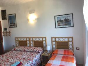 1 dormitorio con 2 camas en una habitación en Casa Elvira, en Isola di Capo Rizzuto
