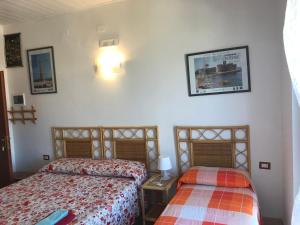 a bedroom with two beds in a room at Casa Elvira in Isola Capo Rizzuto