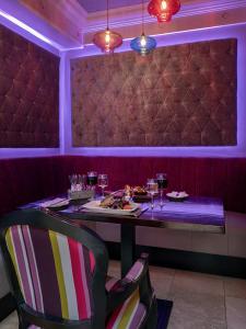 uma sala de jantar com uma mesa com comida e copos de vinho em Treacys Oakwood Hotel em Shannon