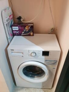 uma máquina de lavar roupa com uma caixa em cima em Malavi top center deluxe studio Ruse! Comfort&clean! em Ruse