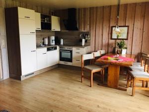 a kitchen and dining room with a table and chairs at Ferienwohnung Ida in Kobbellück