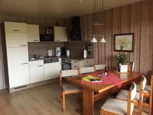 eine Küche mit einem Holztisch und einem Esszimmer in der Unterkunft Ferienwohnung Ida in Kobbellück