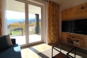Televízia a/alebo spoločenská miestnosť v ubytovaní Apartamenty Piano by Royal Aparts