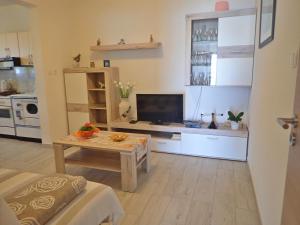 Kuchyň nebo kuchyňský kout v ubytování Apartment Jela at the seafront