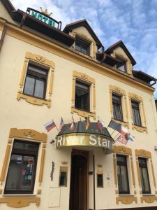 un edificio con un cartel de estrella de río. en River Star Hotel, en Praga