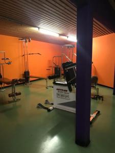 un gimnasio con varios equipos de ejercicio en una habitación en Anzère skis - promenade, en Anzère