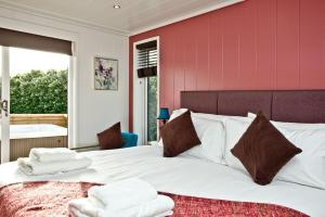 מיטה או מיטות בחדר ב-Combe Hay, Strawberryfield Park, Cheddar